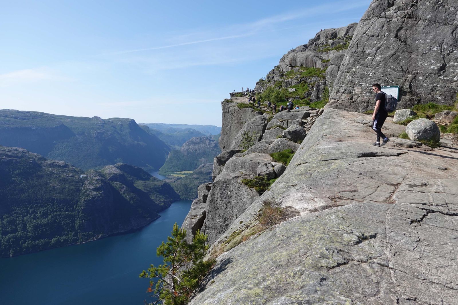 Wanderer vor dem Fjord