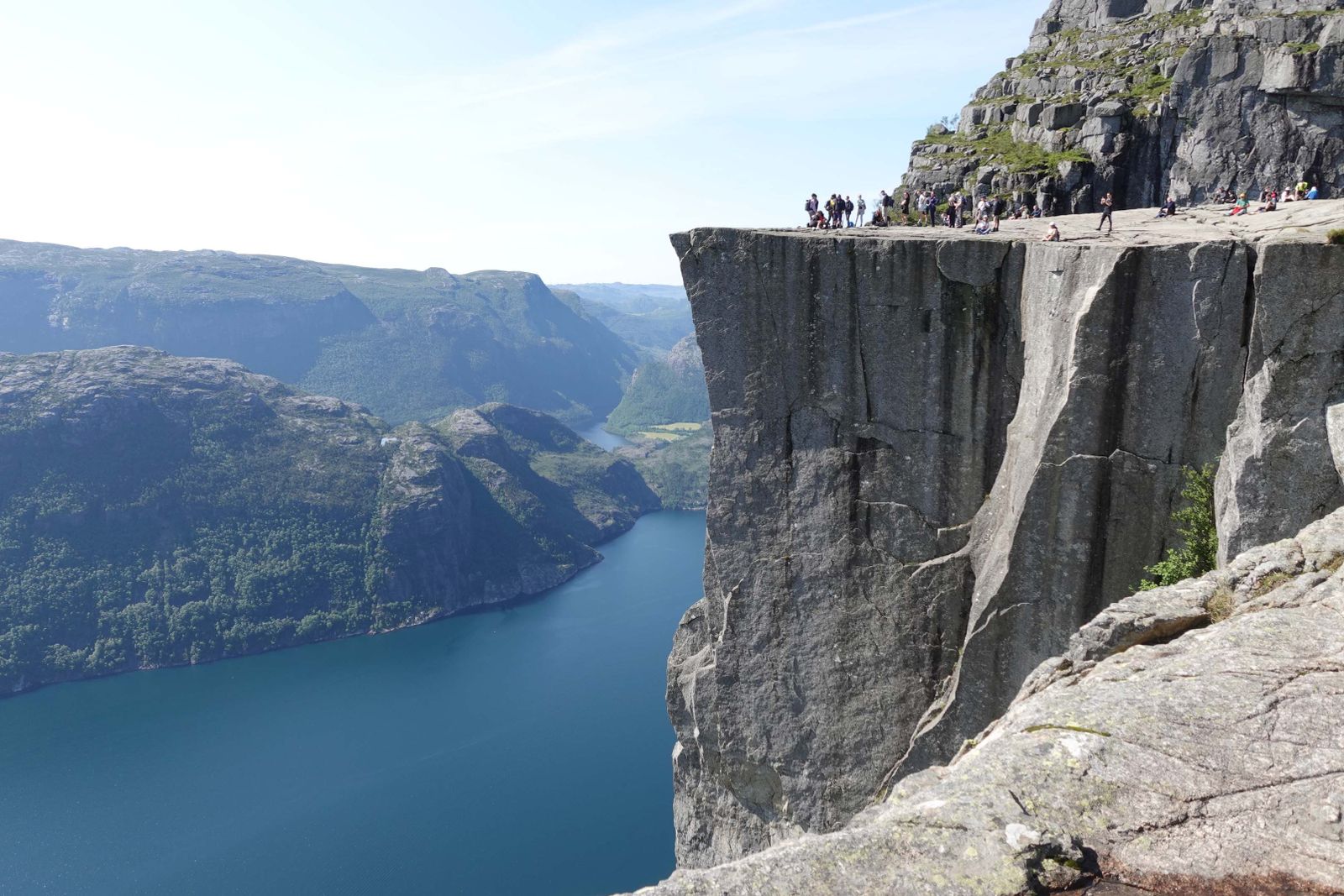 Wanderer vor dem Fjord