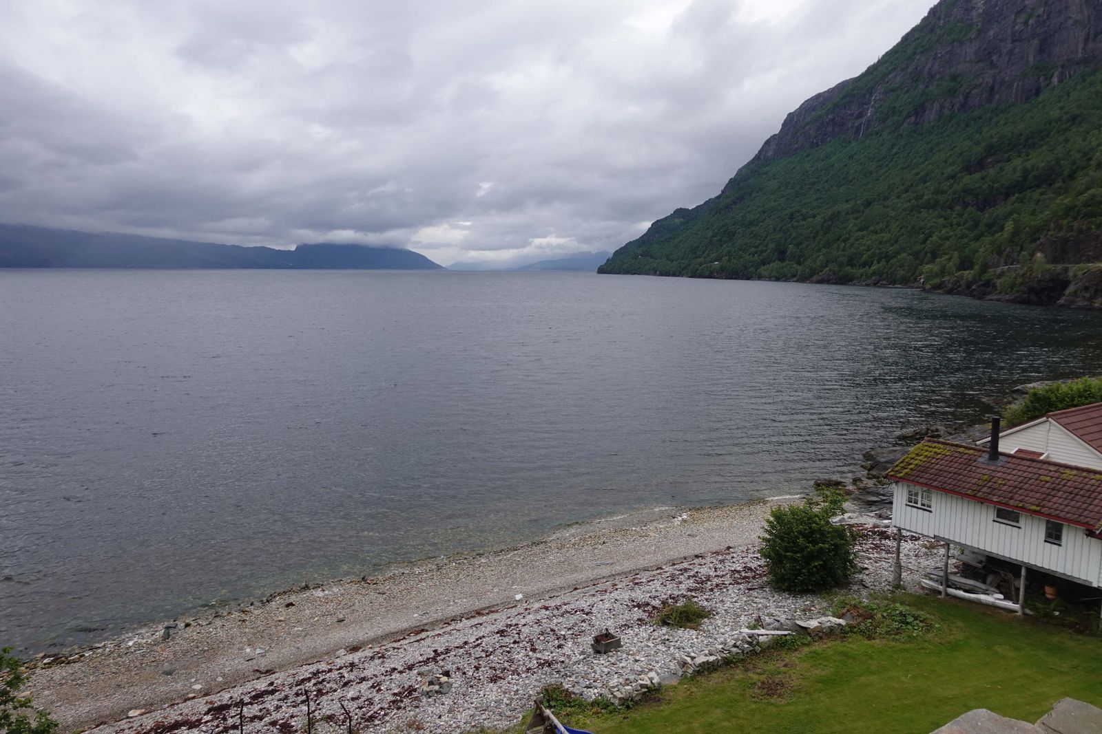 Wanderer vor dem Fjord